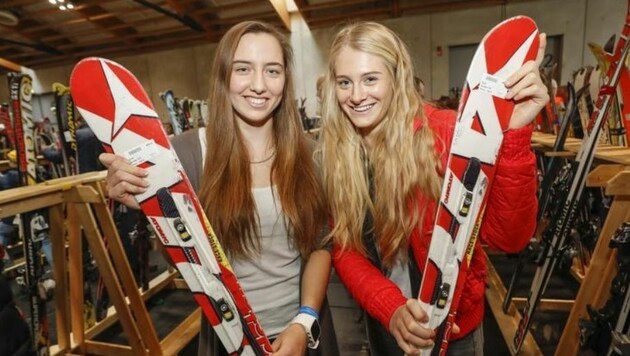 Zwei Ski-Prinzessinnen beim Probieren und Gustieren: "Wir schauen einmal durch." (Bild: Markus Tschepp)