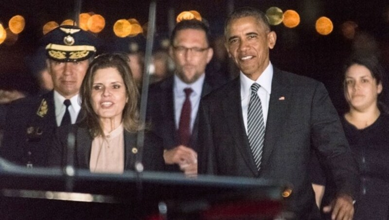 US-Präsident Obama mit der peruanischen Vizepräsidentin Mercedes Araoz am Flughafen von Lima (Bild: APA/AFP/APEC PERU 2016/STR)