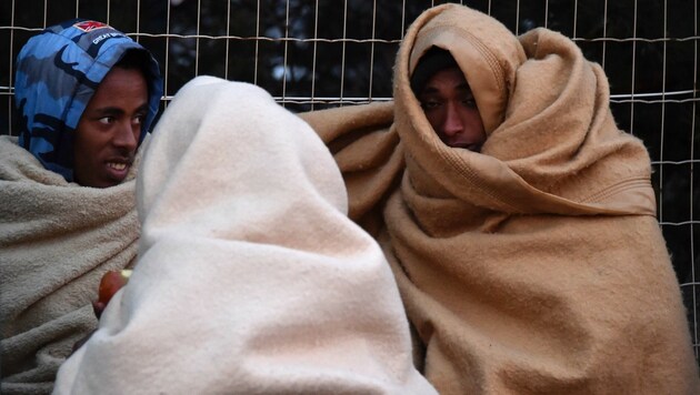 In Decken gehüllte Flüchtlinge nach der Räumung des Lagers von Calais (Bild: APA/AFP/PHILIPPE HUGUEN)