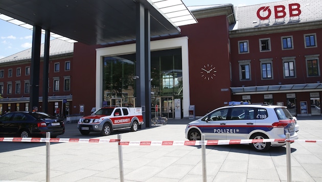 Schon im Juli rückte die Polizei nach einer Bombendrohung zum Klagenfurter Bahnhof aus. (Bild: Kronenzeitung)