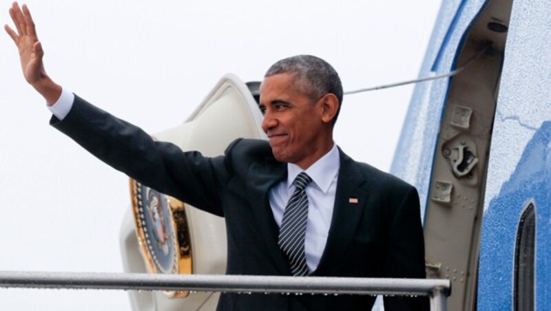 Obama winkt Goodbye! Am Freitagmittag startete seine Air Force One vom Flughafen Berlin-Tegel. (Bild: The Associated Press)