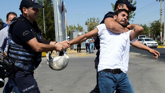 Ein demonstrierender Lehrer wird in der Türkei festgenommen. (Bild: APA/AFP/ILYAS AKENGIN)