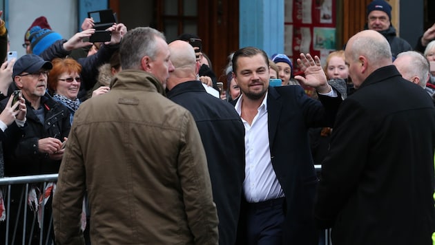 Leonardo DiCaprio vor dem schottischen Obdachlosen-Restaurant "Home" (Bild: AP)