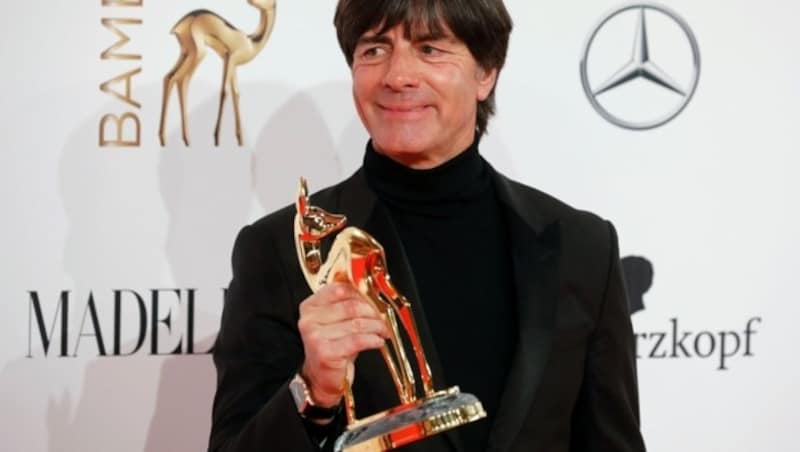 Jogi Löw und sein Bambi. (Bild: AFP)