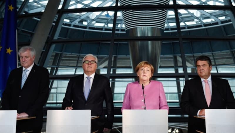 Seehofer, Steinmeier, Merkel und Gabriel (v.li.) (Bild: APA/dpa/Rainer Jensen)