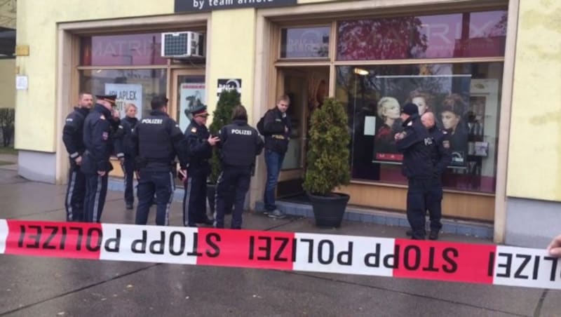 In diesem Friseurgeschäft in der Wienerbergstraße kam es zu dem Schussattentat. (Bild: krone.tv)