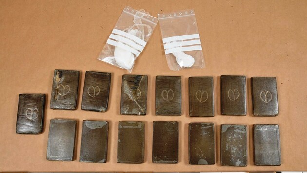 Zumindest 80 Kilo Haschisch und 1,8 Kilo Kokain wurden nach Innsbruck geschmuggelt und verkauft. (Bild: Polizei)