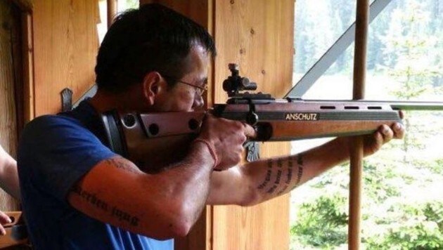 Bernd Buchner posiert gerne mit Waffen im Netz. (Bild: Facebook)