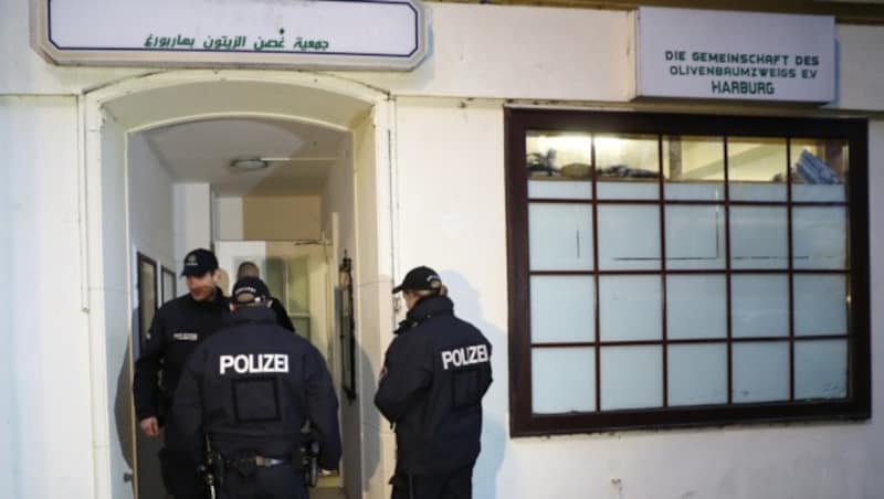 Großrazzia in der Al-Taqwa-Moschee in Hamburg (Bild: APA/dpa/Christian Charisius)