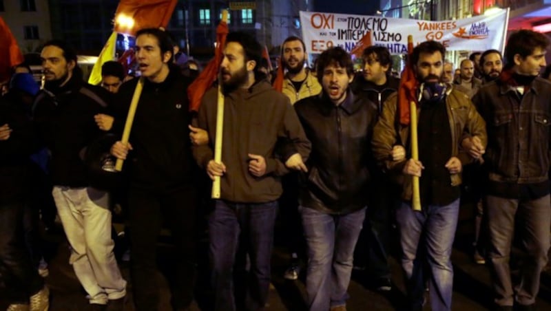 Rund 2500 Menschen demonstrierten in Athen gegen den Obama-Besuch. (Bild: AP)