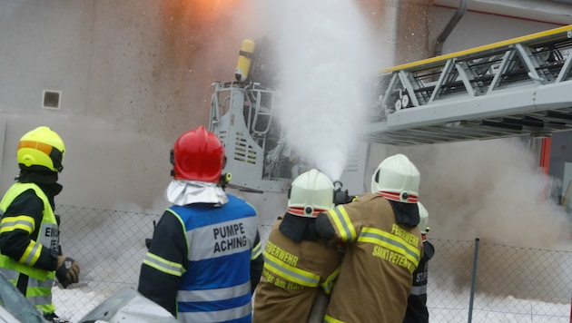 Gefährliche Stichflammen schossen aus dem Hackschnitzel-Depot der Tischlerei. (Bild: Daniel Scharinger)