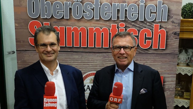 "OÖ-Krone"-Chefredakteur Harald Kalcher und Reinhard Waldenberger (ORF OÖ) laden zum Stammtisch. (Bild: Kronen Zeitung/ Chris Koller)