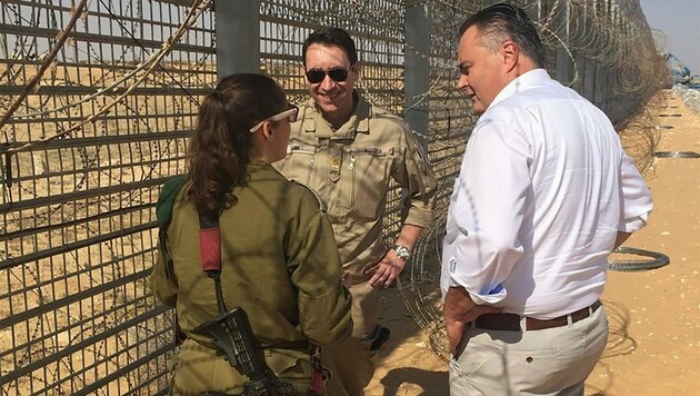Verteidigungsminister Hans Peter Doskozil am israelischen Grenzzaun zur Sinai-Halbinsel (Bild: APA/BMEIA/MARTIN WEISS)