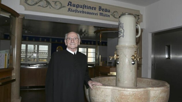 Abt Nicolaus Wagner beim berühmten Brunnen (Bild: Andreas Tröster)