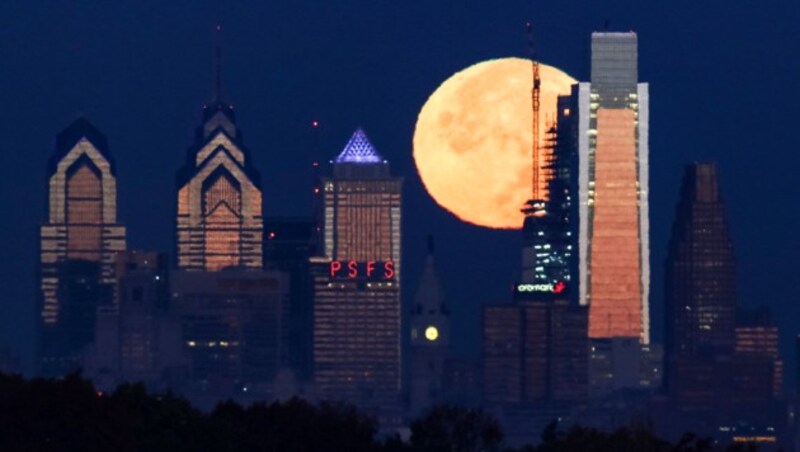 Der Supermond vor der Skyline von Philadelphia (Bild: Associated Press)