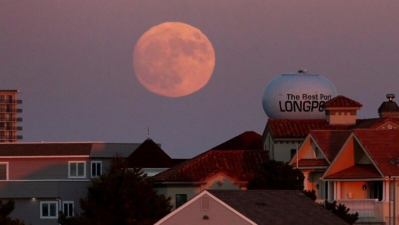 Der Supermond geht über dem US-Städtchen Longport auf. (Bild: Associated Press)