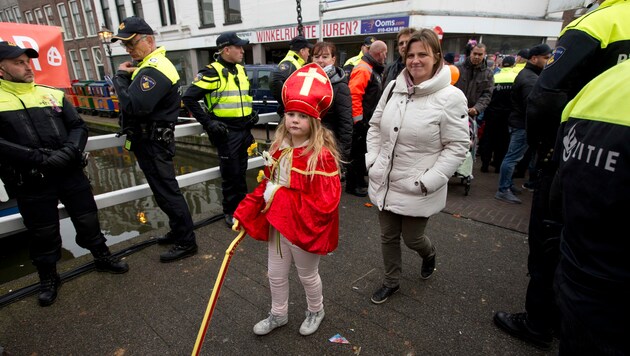20.000 Menschen feierten die Ankunft des Nikolaus - Hundertschaften an Polizisten waren dabei. (Bild: ASSOCIATED PRESS)