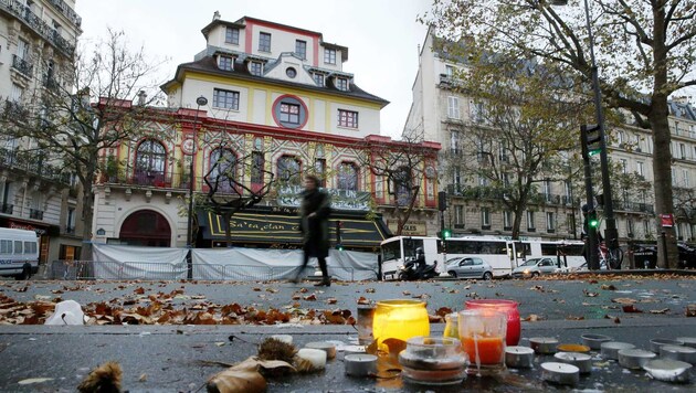 Kerzen vor dem Bataclan erinnern an die schreckliche Tat. (Bild: APA/AFP/PATRICK KOVARIK)
