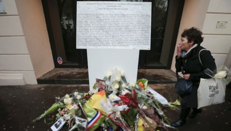 Die Gedenktafel vor dem Bataclan mit den Namen der 90 Todesopfer (Bild: APA/AFP/JOEL SAGET)