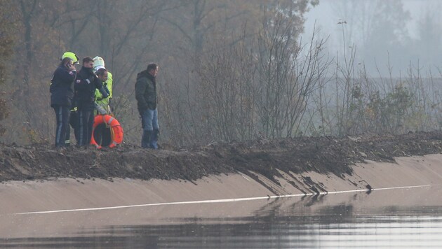 Das Kanalufer kann mit Lastkränen derzeit nicht befahren werden (Bild: Draxler Hannes)