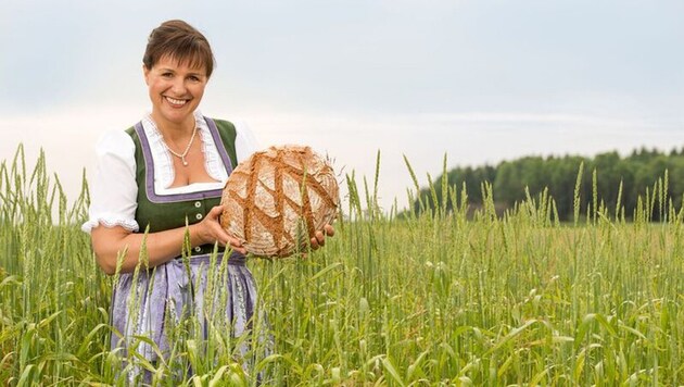 Anna Pevny hat ihre große Erfahrung mit Biogetreide-Bäckerei in ein Buch verpackt (Bild: Rita Newman)