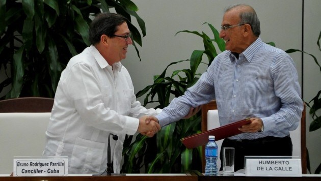 Kubas Außenminister Bruno Rodriguez Parrilla gratuliert Verhandlungsführer Humberto de la Calle. (Bild: APA/AFP/YAMIL LAGE)