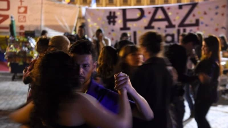 In den Straßen wurde nach Bekanntgabe des neuen Friedensvertrags spontan getanzt. (Bild: APA/AFP/GUILLERMO LEGARIA)