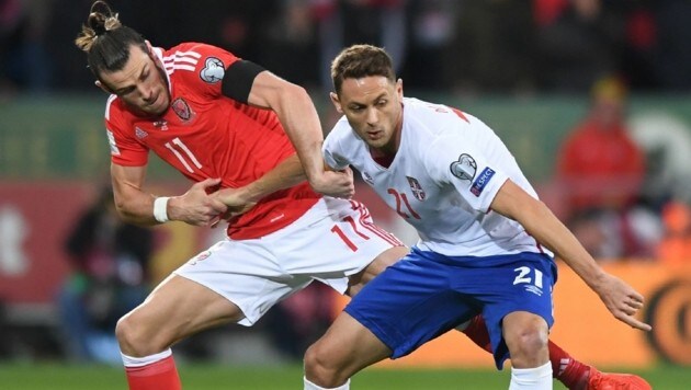 Kein Sieger im Duell Gareth Bale (Wales) gegen Nemanja Matic (Serbien) (Bild: AFP)