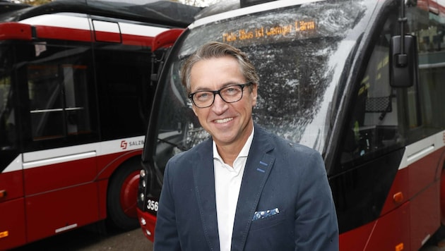 Der weitere Ausbau der Öffis ist Programm: Salzburg AG-Vorstand Leonhard Schitter vor Luxus-Bussen (Bild: Markus Tschepp)