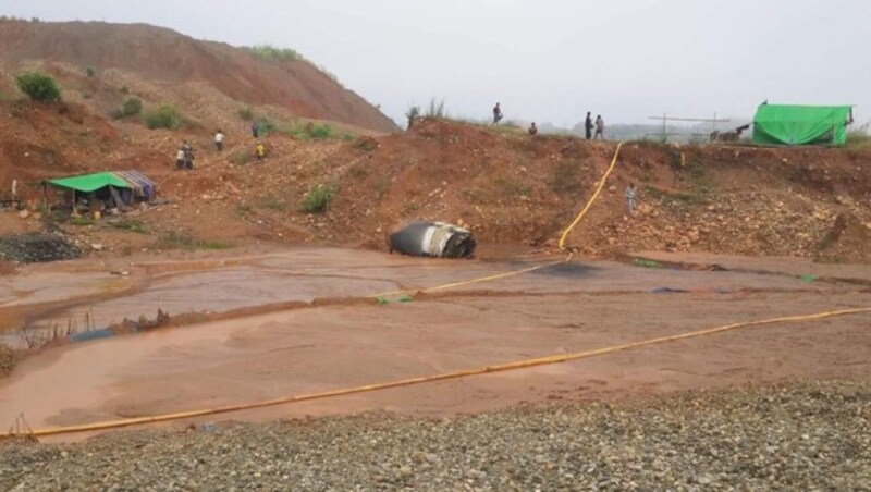 Der Metallteil ist nach seinem Aufprall etwa 50 Meter über das Minengelände gerollt. (Bild: twitter.com/FreeKachin)