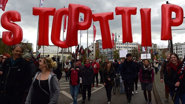 Demo gegen TTIP (Bild: APA/AFP/John Macdougall)