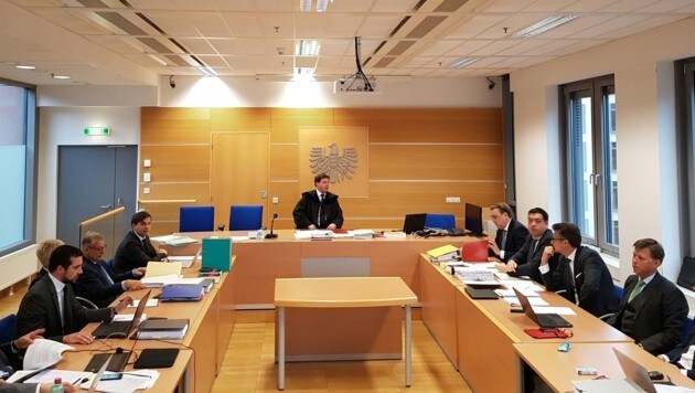 Swap-Prozess: Links die Linzer Seite, rechts die Bawag-Vertreter, in der Mitte Richter Pablik. Dieser wird den Fall nun nach elf Jahren los. (Bild: Werner Pöchinger)