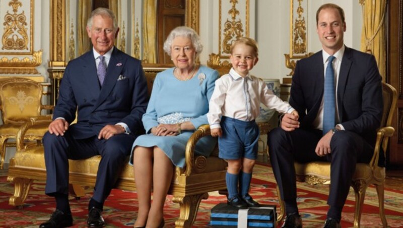 Prinz Charles, Queen Elizabeth II., Prinz George und Prinz William (Bild: AP)