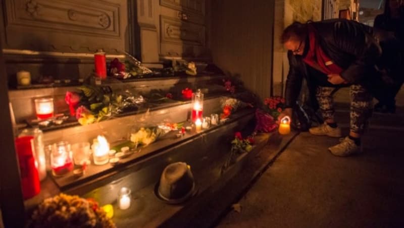 Fans trauern vor dem Haus von Leonard Cohen in Montreal. (Bild: AP)