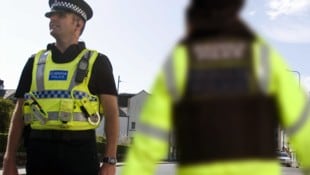 In Großbritannien werden bei Randalen derzeit immer wieder Polizistinnen und Polizisten angegriffen (Symbolbild). (Bild: AFP/Derek Blair, thinkstockphotos.de (Symbolbild))