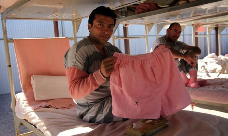 Häftlinge in der "Tent City" zeigen ihre rosa Unterwäsche. (Bild: Bail Bonds Company)