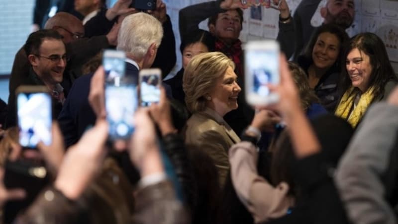 Hillary Clinton auf dem Weg zur Wahlkabine (Bild: APA/AFP/Brendan Smialowski)