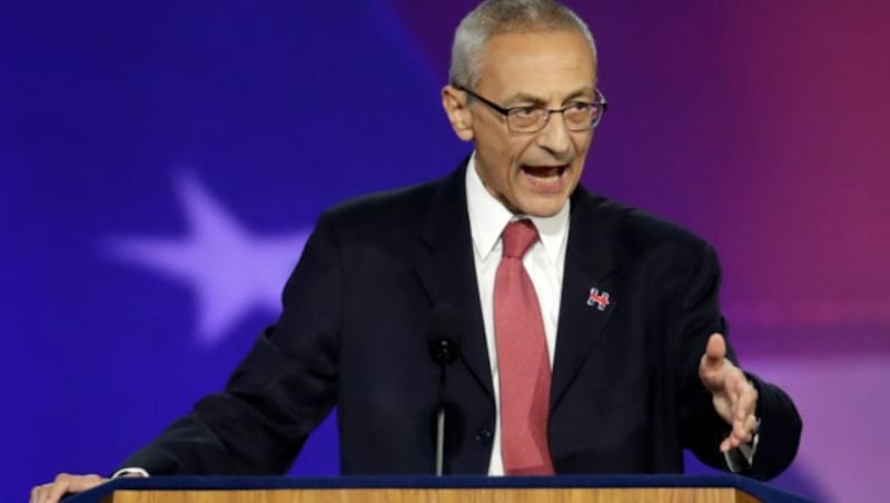 Clintons Wahlkampfmanager John Podesta sprach zu den wartenden Anhängern. (Bild: Copyright 2016 The Associated Press. All rights reserved.)