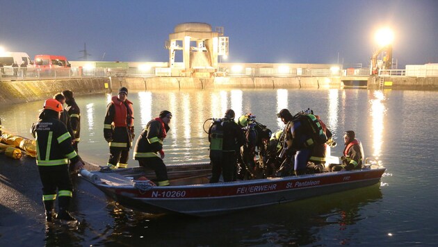Feuerwehrleute aus suchten zwei Stunden nach dem 58-Jährigen, er wurde in neun Metern Tiefe gefunden (Bild: FOTOKERSCHI.AT/DRAXLER)