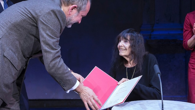 Friederike Mayröcker bei der Verleihung des Österreichischen Buchpreises im Jahr 2016 (Bild: APA/BKA/HANS HOFER)