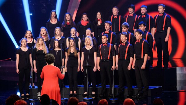 Im morgigen Halbfinale wird das Schülerensemble Vok nicht nur singen: Eine Choreografie ist geplant (Bild: ORF/Hans Leitner)