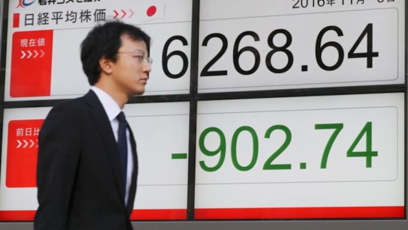 In Japan brachen die Kurse gleich nach Öffnung der Börse ein. (Bild: AP)