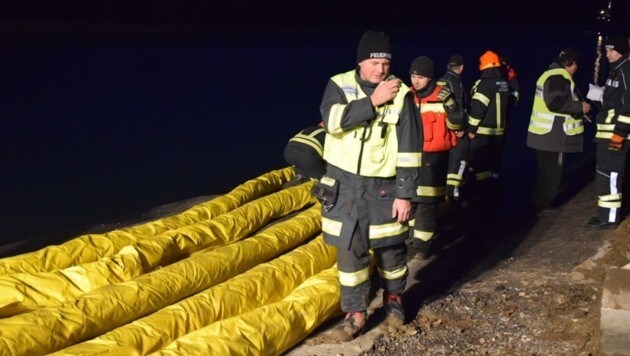 Mit einem Boot mit Suchanker fanden Feuerwehrleute den Kipper, errichteten auch Ölsperren. (Bild: BFK Amstetten)