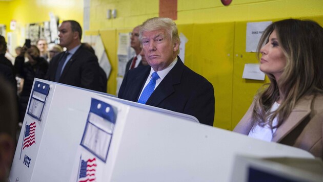 Donald Trump mit Ehefrau Melania beim Ausfüllen der Stimmzettel (Bild: APA/AFP/MANDEL NGAN)