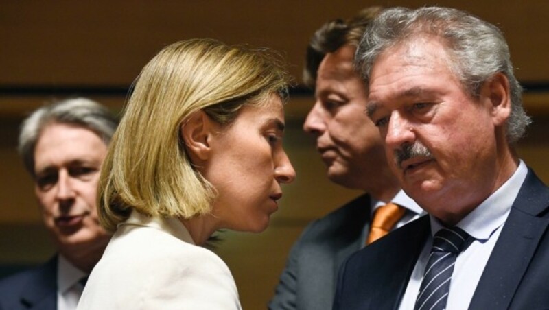 Luxemburgs Außenminister Asselborn mit EU-Chefdiplomatin Federica Mogherini (Bild: APA/AFP/JOHN THYS)