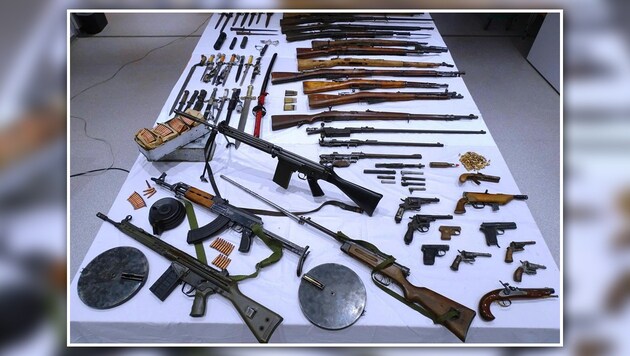 Eine Vielzahl an Waffen, Munition und Granaten wurde im Haus des 48-Jährigen gefunden. (Bild: APA/LPD NÖ)