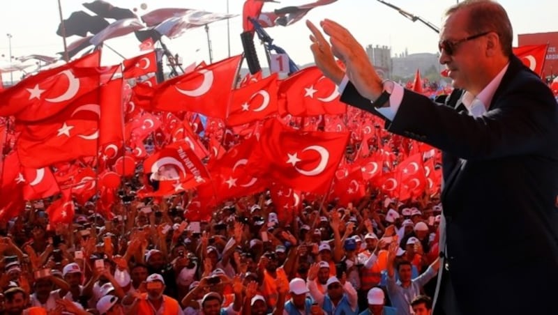 Erdogan wird von seinen Anhängern bejubelt. (Bild: AP)