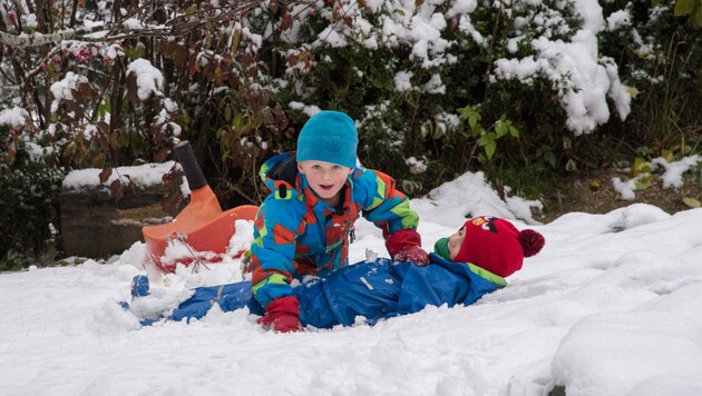Den Kindern gefällt der erste Schnee, sie toben wie hier in Oberschlierbach ausgelassen herum. (Bild: Foto Jack Haijes)