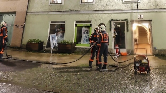 Feuerwehrleute am Einsatzort in der Salzburger Innenstadt (Bild: MARKUS TSCHEPP)