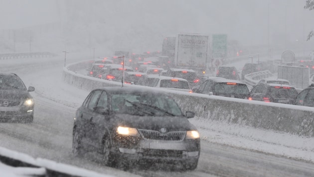 Der Wintereinbruch sorgte vor allem in Tirol für Verkehrschaos auf den Straßen (Bild: KRONEN ZEITUNG)